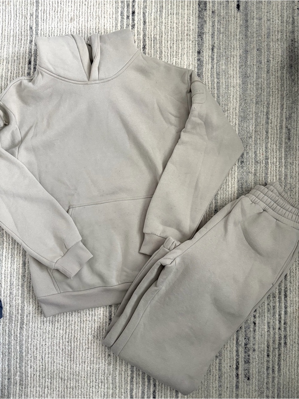 Women’s Neutral Light Gray Pullover Hoodie Size M